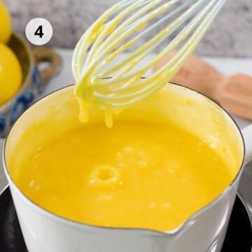 olla pequeña con crema de limón hirviendo.