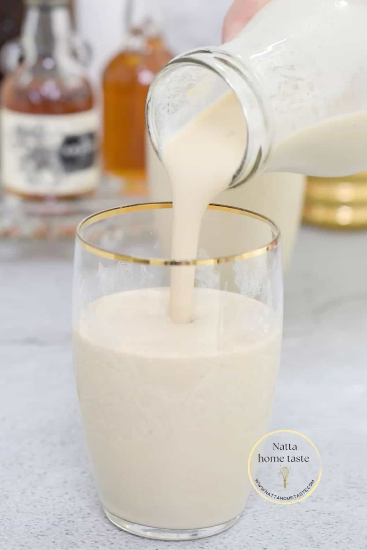ponche de huevo en un vaso de vidrio con un borde dorado