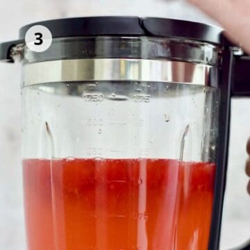 vaso de licuadora con un syrup rojo de cherries 