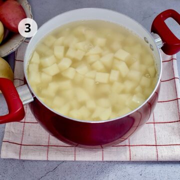 papas cortadas en cubos en una olla cubierta de agua
