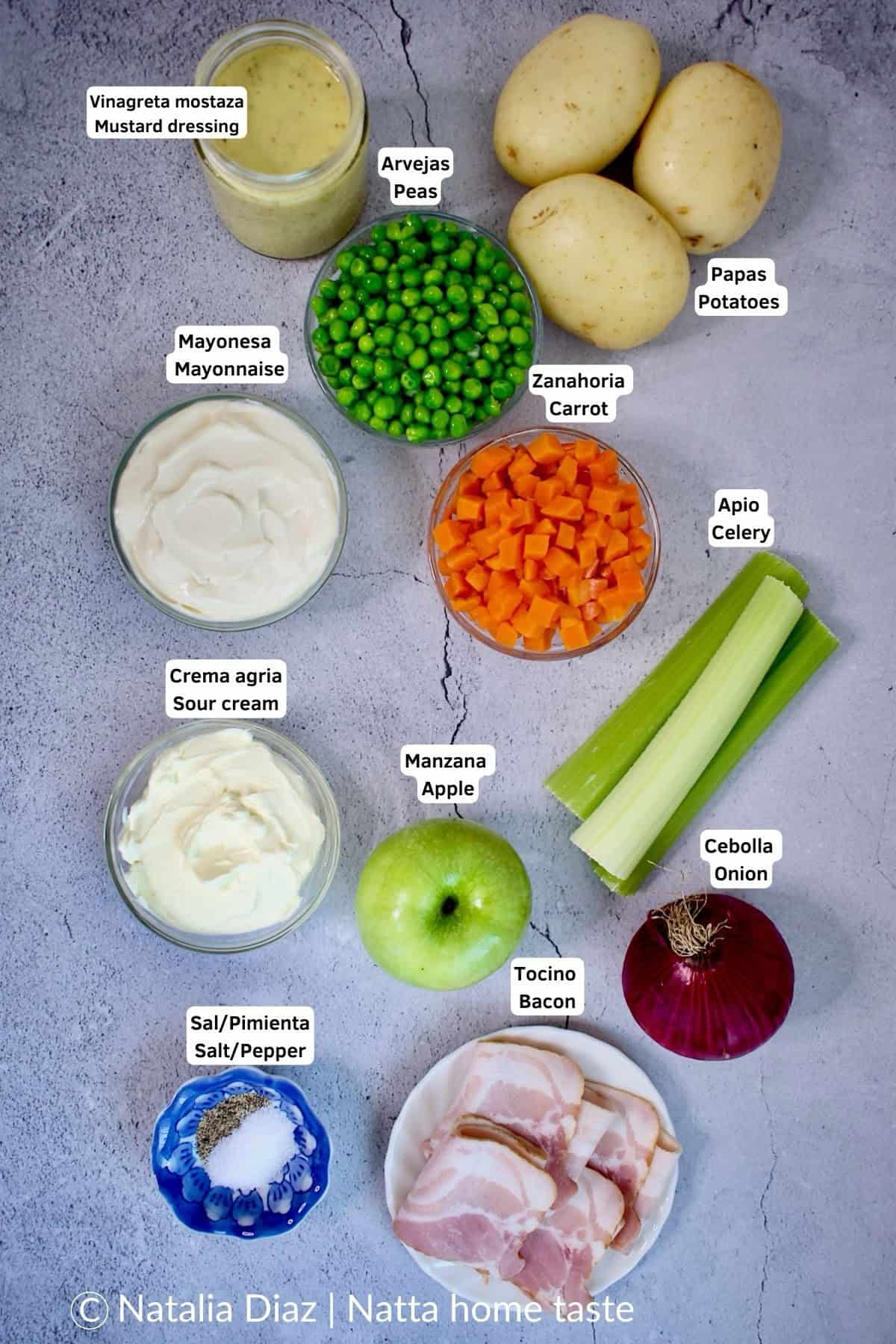 ingredientes para ensalada de papa. papas, zanahorias, arvejas, apio, manzana, cebolla roja, tocino, sal y pimienta