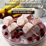 paletas de banana y frutilla sobre un plato con hielo