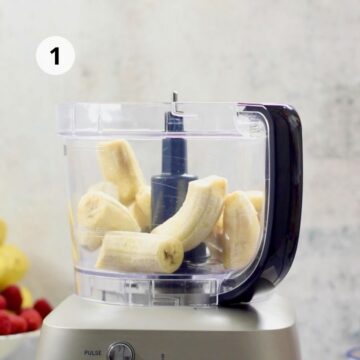 bananas congeladas en trozos en un procesador de alimentos. 