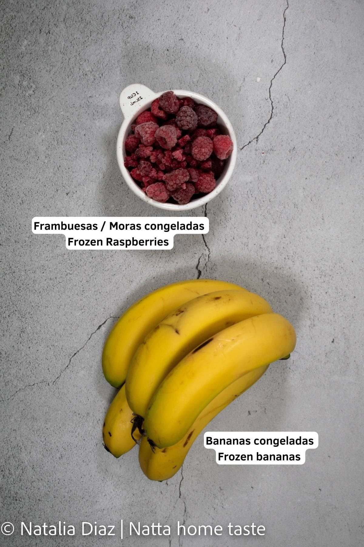 bananas frescas y una taza de frambuesas congeladas.