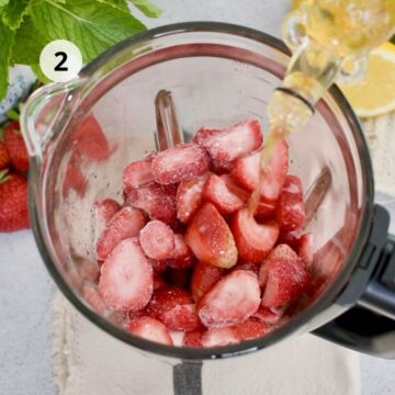 vas o de licuadora con fresas congeladas 
