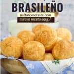 pan de queso brasileño en un tazón de madera con un litro de leche atrás y tazones pequeños de madera con harina de tapioca