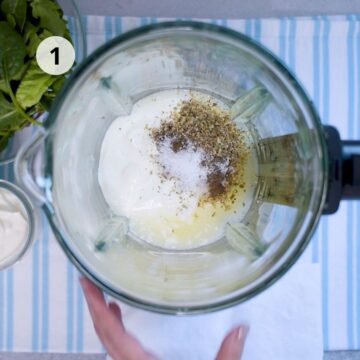 vaso de licuadora con yogur griego, sal, pimienta, limón 