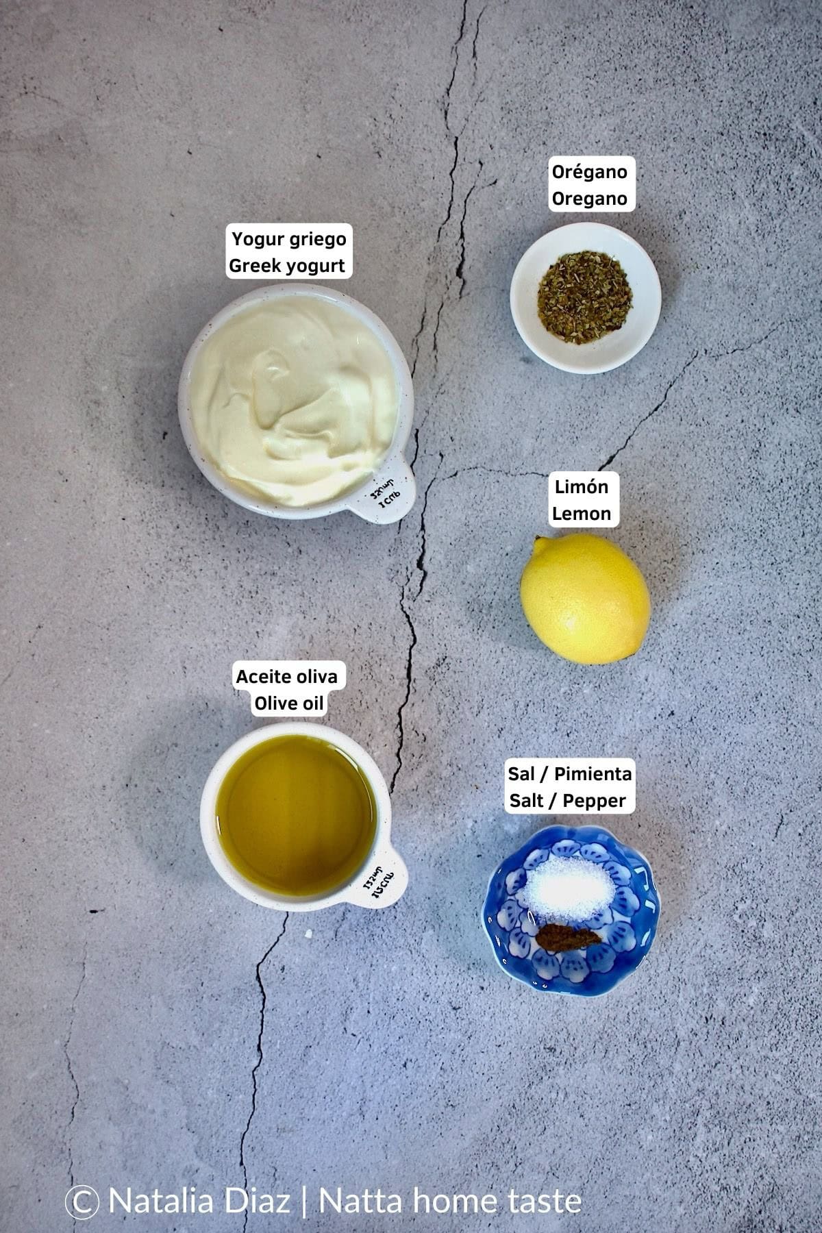 ingredientes para preparar una vinagreta de yogur. Yogur griego, limón, aceite de oliva, orégano, sal y pimienta.