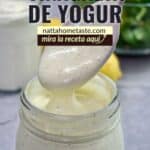 vinagreta de yogur en un contenedor de vidrio con una cuchara