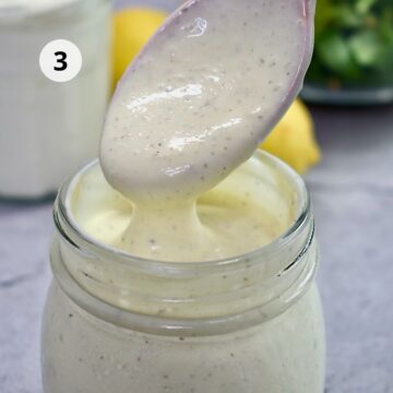 vinagreta de yogur en contenedor de vidrio con una cuchara de madera. 