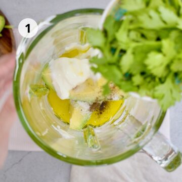 imagen desde arriba de un vaso de licuadora con ingredientes para preparar una vinagreta de aguacate. 