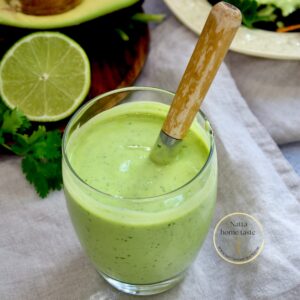 Si quieres un aderezo más ligero, puedes sustituir el yogur griego por yogur natural o agregar un poco más de agua.