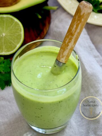 Si quieres un aderezo más ligero, puedes sustituir el yogur griego por yogur natural o agregar un poco más de agua.