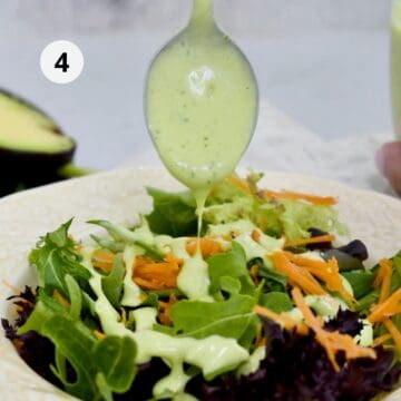 ensalada de lechugas con un aderezo cremoso.