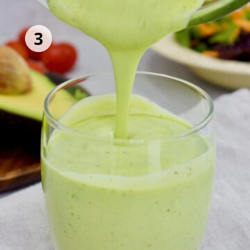 vinagreta de aguacate y cilantro en un vaso de vidrio.