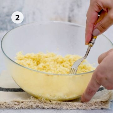 tazón de vidrio con cuscús cocido 