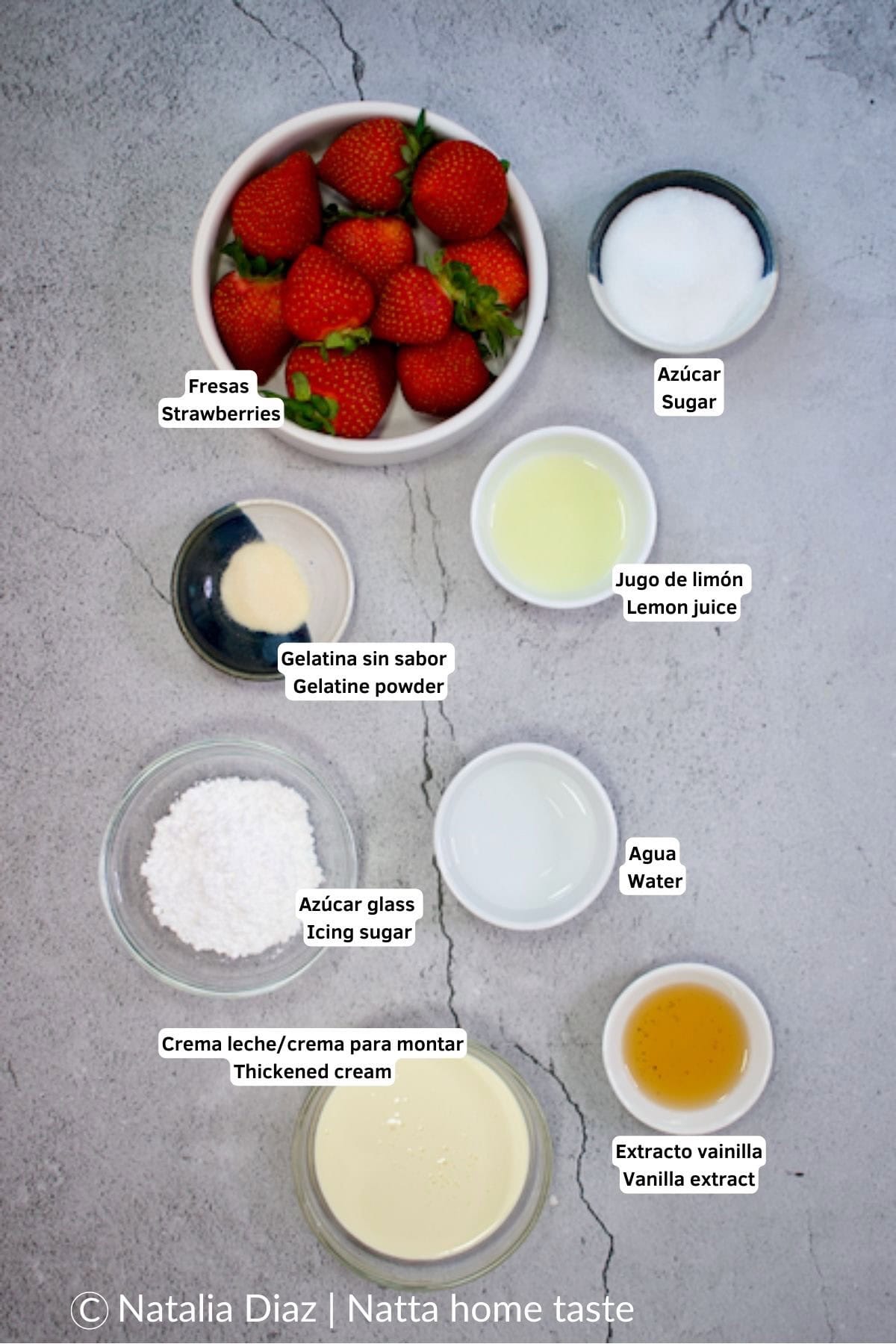Ingredientes para hacer fresas con crema: fresas frescas, azúcar, jugo de limón, gelatina sin sabor, azúcar glass, crema de leche, agua y extracto de vainilla.