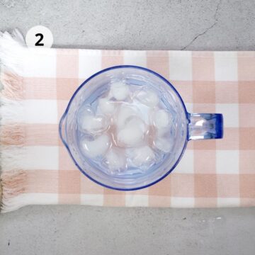 jarra transparente coon agua y cubos de hielo