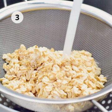 copos de avena en un colador con agua frasca 
