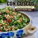 ensalada tabulé con cuscús servida en un contenedor redondo de color azul y gris.