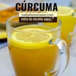 Té de cúrcuma servido en una taza de cristal, con una rodaja de limón flotando. En la parte superior aparece el título "Té de cúrcuma" junto con el enlace "nattahometaste.com" y el mensaje "mira la receta aquí".