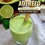 aderezo de aguacate y cilantro en un vaso de vidrio con una cuchara de madera