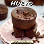 Pin de receta de brownies sin huevo con frijoles negros, servidos en un plato rosa. El texto en la imagen dice: ‘Brownies sin huevo – nattahometaste.com – mira la receta aquí