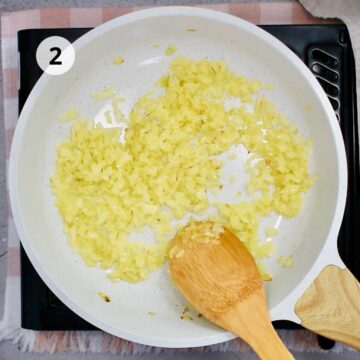 Cebolla blanca picada cocinándose en sartén hasta dorar.
