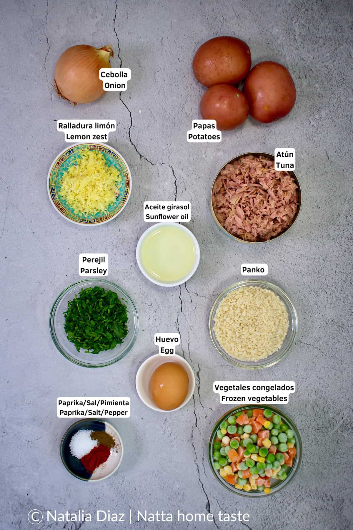  Ingredientes para preparar tortitas de papa con atún: papa, atún en agua, vegetales congelados, cebolla, huevo, panko, perejil, ralladura de limón y especias.