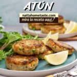 Pin de Pinterest que muestra tortitas de atún caseras con el texto "Tortitas de Atún - mira la receta aquí en nattahometaste.com