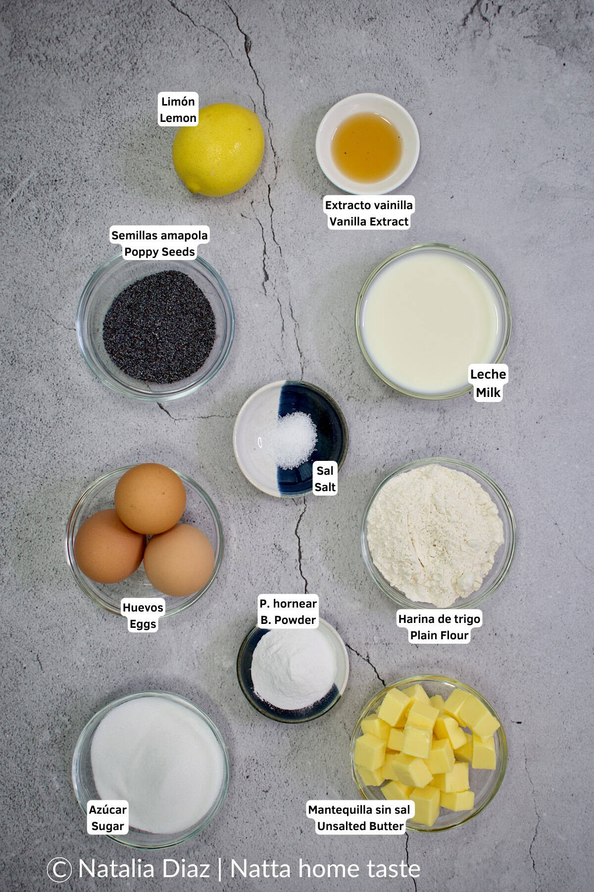 Ingredientes medidos para preparar torta de limón y amapola: huevos, mantequilla, harina, azúcar, leche, semillas de amapola, polvo de hornear, sal, ralladura de limón y extracto de vainilla.