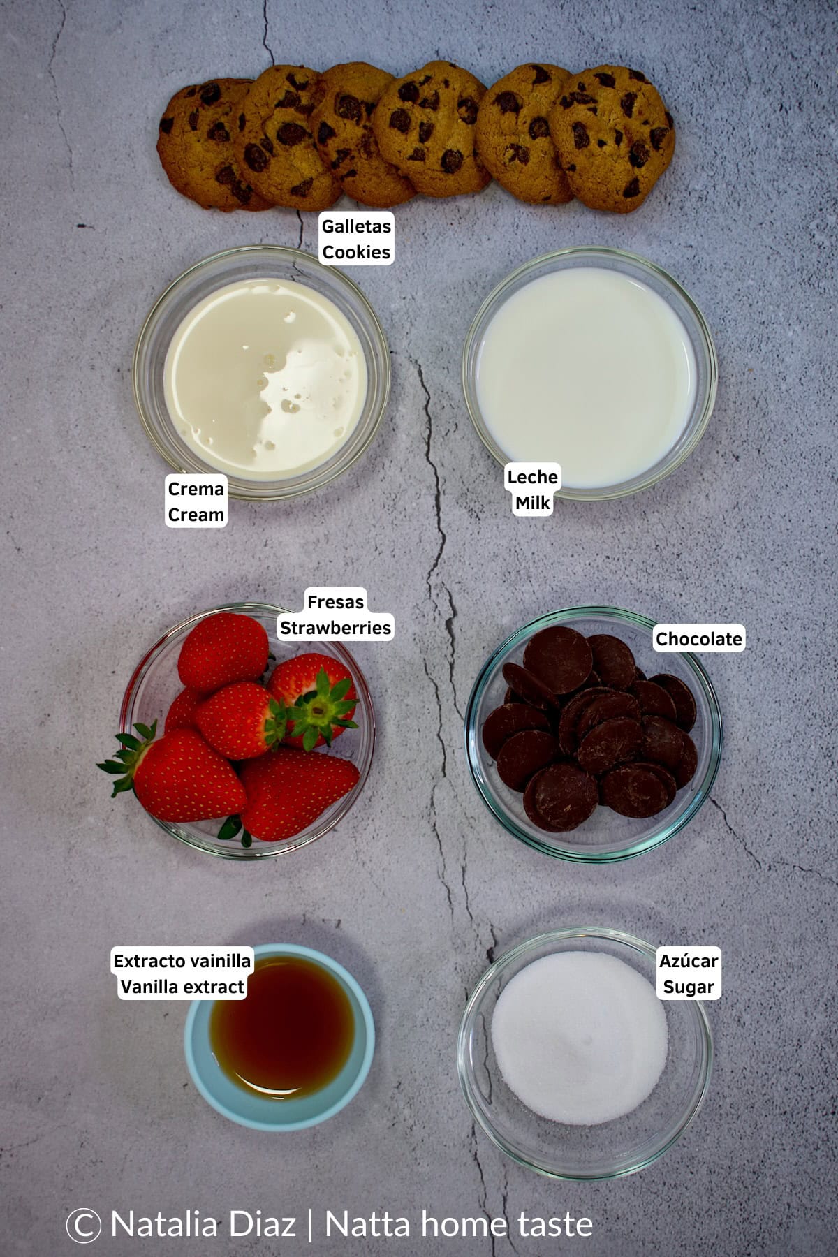 Ingredientes para paletas de leche cremosas: crema, leche, galletas, chocolate, vainilla, azúcar y fresas.