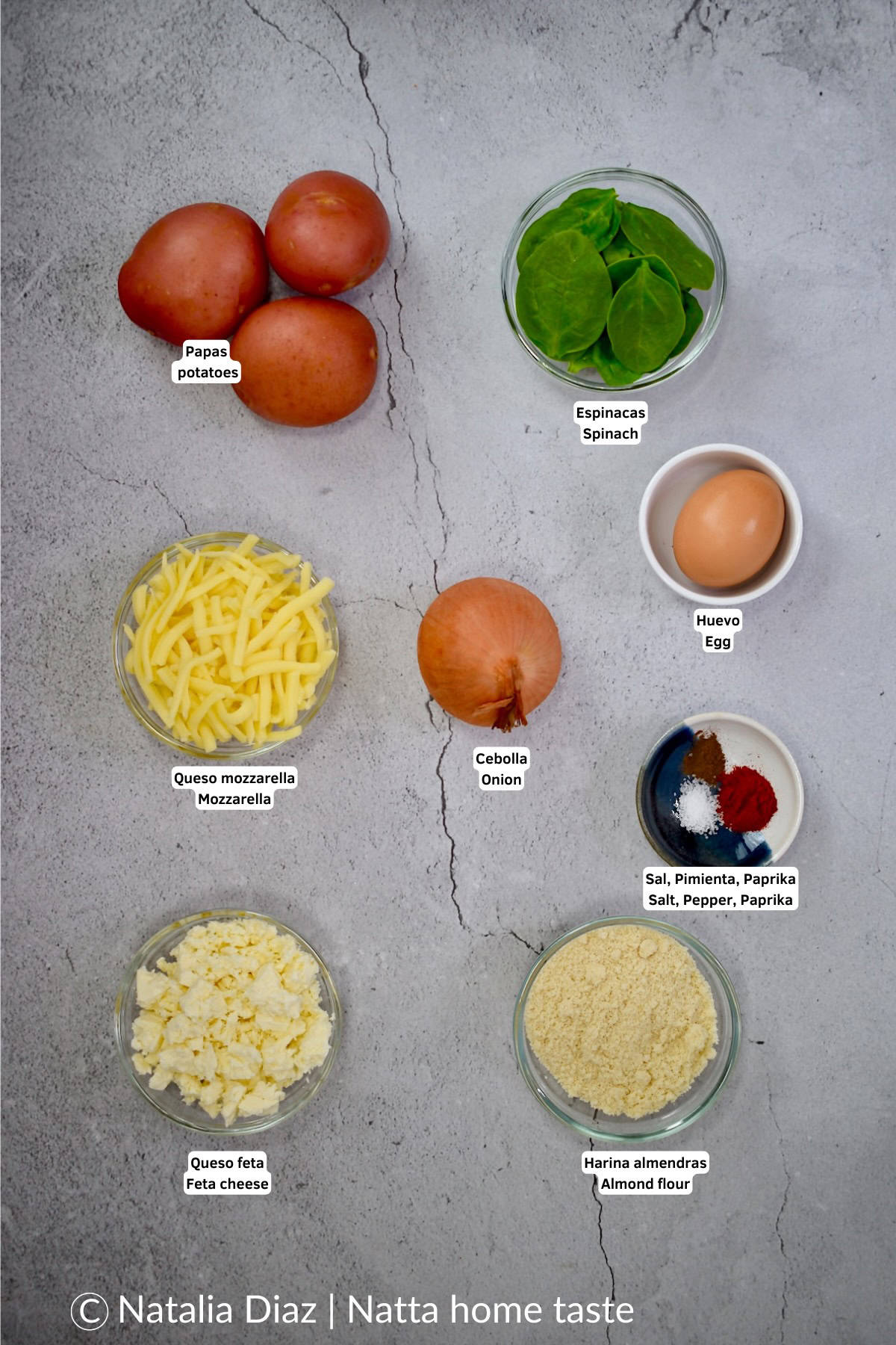 Ingredientes para preparar tortitas de papa: papas, espinacas, cebolla, huevo, queso mozzarella, queso feta, harina de almendras y especias.