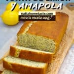 Torta de limón y semillas de amapola cortada en rebanadas, con fondo de limones y un texto que invita a ver la receta completa en nattahometaste.com