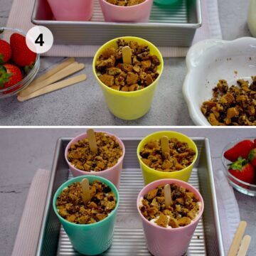 Cuatro vasitos de colores rellenos con mezcla de paletas leche cremosas y cubiertos con galletas troceadas, ya con los palitos insertados, listos para congelar.