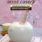 Jarra de horchata de arroz casera sobre paño de cocina, con fondo rosa y texto que invita a visitar nattahometaste.com para ver la receta. Bebida fresca tipo agua de horchata mexicana.