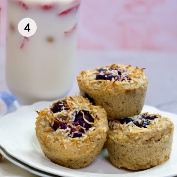 Muffins sin gluten hechos con pulpa de arroz, arándanos y coco rallado, servidos sobre un plato blanco junto.