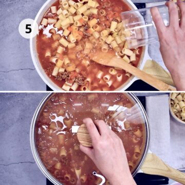 Collage visto desde arriba: sartén blanco con pasta corta y salsa de tomate con carne molida; una mano vierte agua desde un vaso. Abajo, la sartén aparece cubierta con tapa de vidrio.