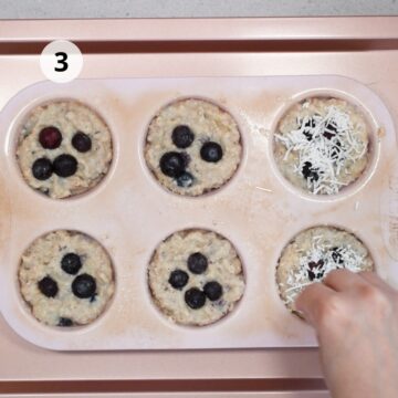 Molde de silicona con mezcla de muffins hecha con pulpa de arroz, decorada con arándanos y coco rallado antes de hornear, como forma de reutilizar sobras de leche de arroz casera.