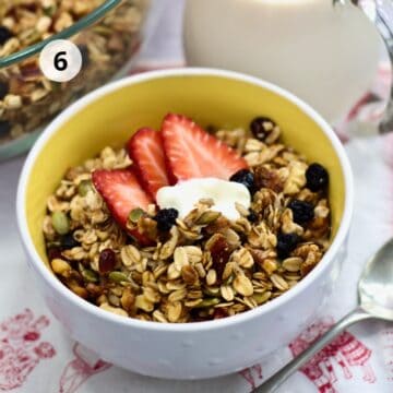 Paso 6: tazón blanco con interior amarillo servido con granola casera, coronada con fresas y una cucharada de yogur; jarra de leche y bol con más granola al fondo, cuchara a la derecha y círculo con número 6.