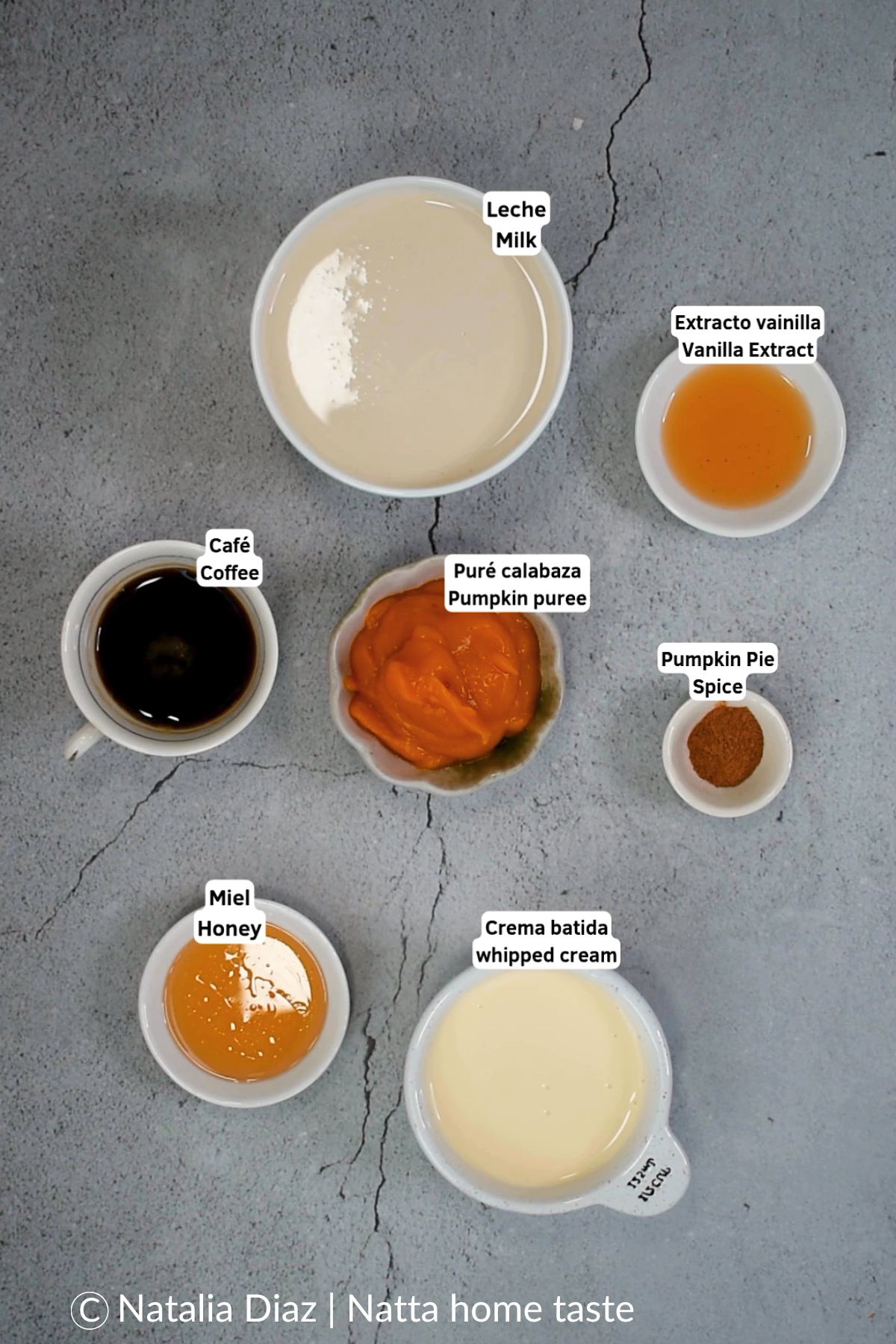 Ingredientes para preparar Latte de calabaza: leche, puré de calabaza, miel, café, extracto de vainilla, mezcla de especias para pastel de calabaza y crema batida.