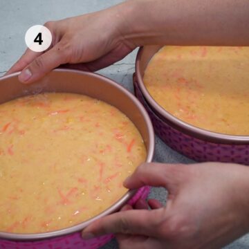 Dos moldes redondos con mezcla para pastel repartida a partes iguales; manos acomodan uno de ellos. Ambos llevan bandas rosas alrededor y aparece el número “4” en la esquina superior izquierda.