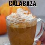 Pumpkin Spice Latte casero con crema batida y canela, una bebida otoñal cremosa hecha con puré de calabaza y mezcla de especias, inspirada en el clásico de Starbucks.