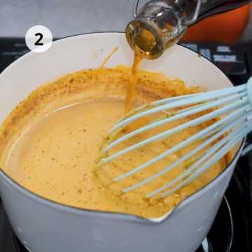 Agregando extracto de vainilla a la mezcla de leche con puré de calabaza y especias, para obtener una bebida cremosa y aromática.