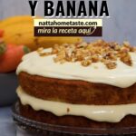 Pastel de zanahoria y banana de 2 capas con frosting de queso crema (efecto drip) y nueces, sobre plato de vidrio; texto “Zanahoria y banana” y enlace a nattahometaste.com.