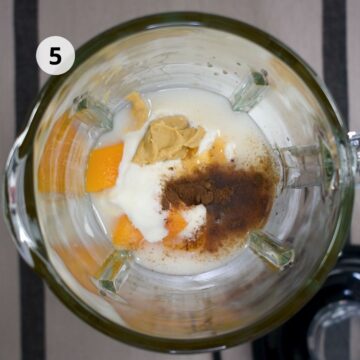 mango, yogur griego, mostaza, jugo de limón, agua, sal y pimienta en el vaso de una licuadora.