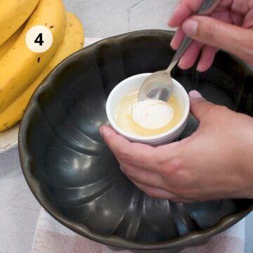 Preparando el molde Bundt con una mezcla de aceite y harina para evitar que el bizcocho se pegue.