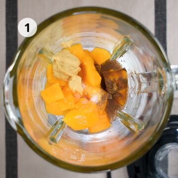 mango, mostaza, miel, sal y pimienta en el vaso de una licuadora.