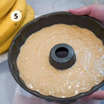 Distribuyendo la masa de banana en el molde Bundt para lograr una cocción uniforme.