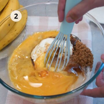 Mezclando huevos, azúcar, yogur griego, vainilla y aceite para preparar la masa de una torta casera de banana.